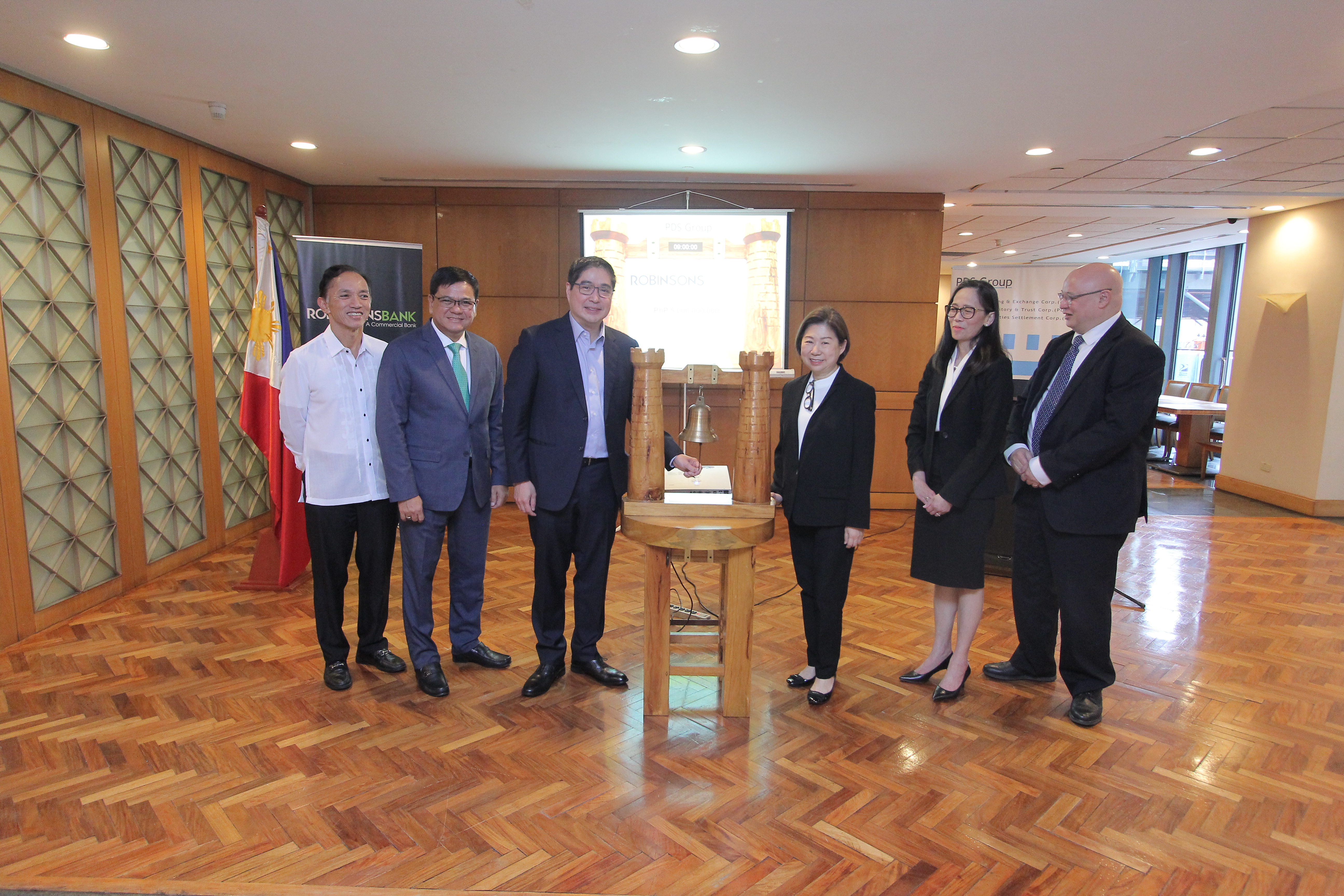 In the photo are (from left) BDO Capital Investment & investment Corp. President Eduardo V. Francisco, Robinsons Bank President and CEO Elfren Antonio S. Sarte, Robinsons Bank Chairman Lance Y. Gokongwei, BDO Unibank, Inc. Chairperson Teresita Sy-Coson, PDS Group President Ma. Theresa B. Ravalo, and Philippine Dealing & Exchange Corp. (PDEx) President and COO Antonino A. Nakpil.