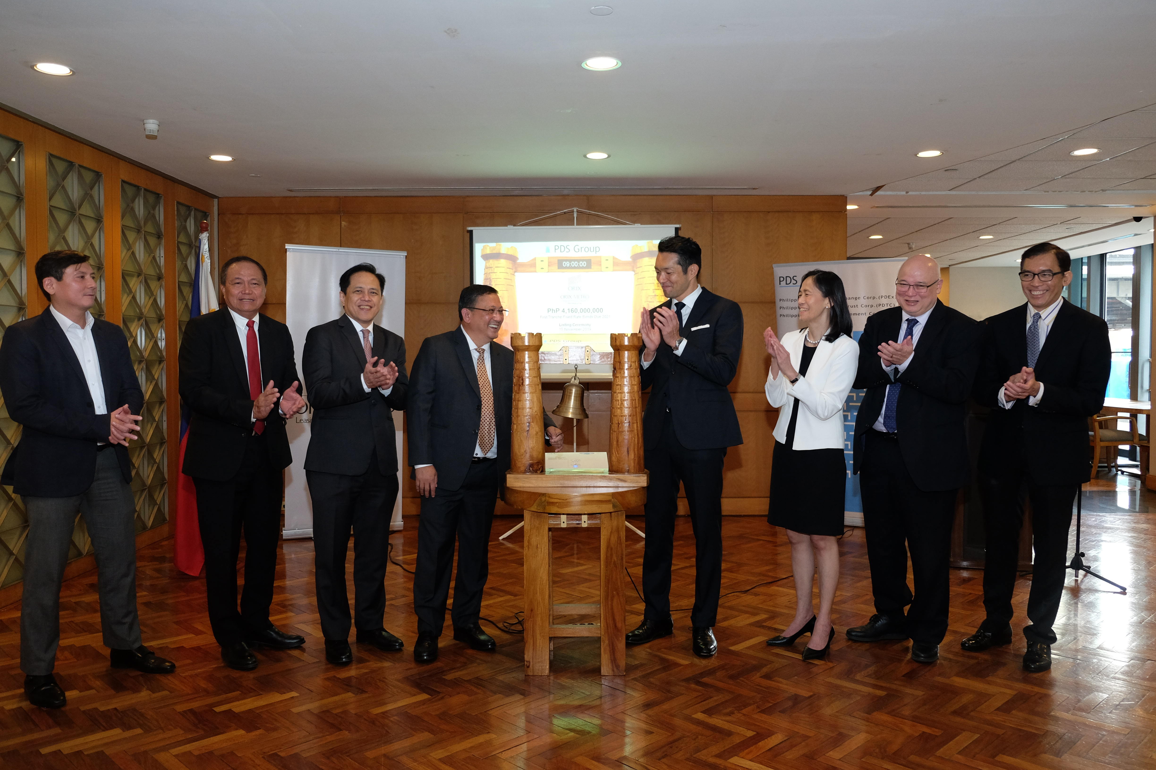 In the photo from left are: ORIX METRO Leasing and Finance Corporation (OMLF) Treasury Division Head Victor Emmanuel Tiongson, OMLF Board Advisor Protacio Bantayan, Jr., First Metro Investment Corporation President Rabboni Francis Arjonillo, OMLF President Constancio Tan, OMLF Director Shintaro Yamaji, PDS Group President Ma. Theresa Ravalo, Philippine Dealing & Exchange Corp. (PDEx) President & COO Antonino A. Nakpil and ING Bank N.V Manila Branch Country Manager Hans Sicat.